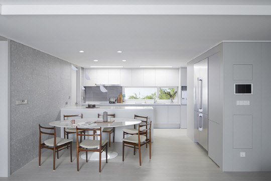 C2하우스 주방은 6인용 식탁과 대형 일반 냉장고장이 들어설 수 있도록 공간이 넉넉하게 설계됐다.<대림산업 제공>